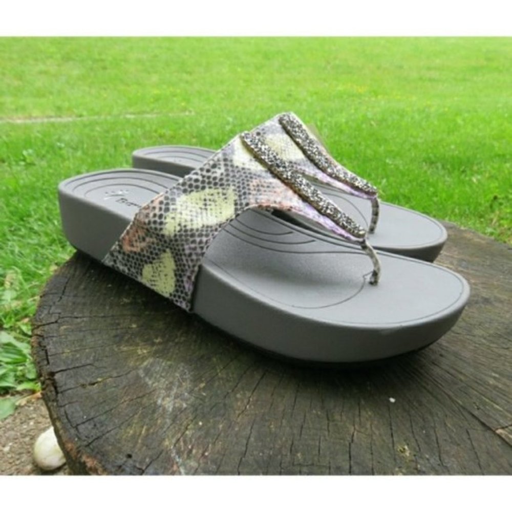 Bare Traps Druzy Snakeskin Accent Comfort Flip Flop Sandals Spring Beach NEW 7